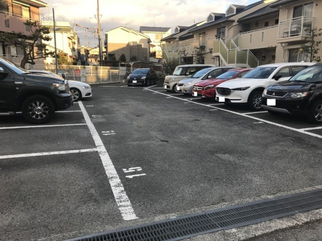 箕面市半町３丁目のアパートの駐車場