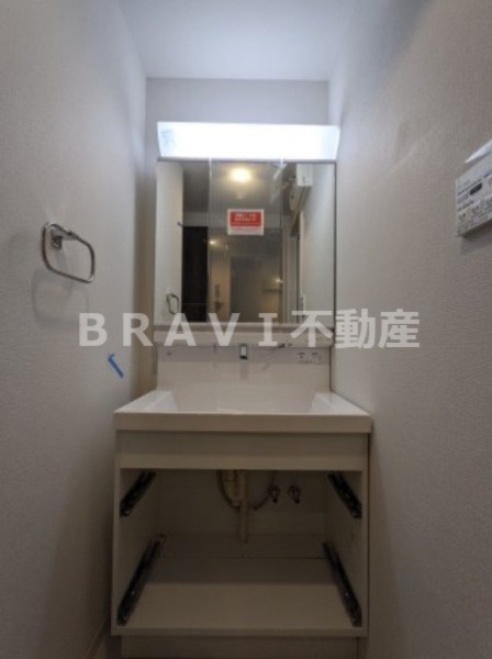 セファ上本町 BRAVI不動産の独立洗面台|【セファ上本町】3面鏡独立洗面台