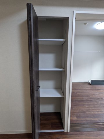 セファ上本町 BRAVI不動産の収納|【セファ上本町】キッチン横収納