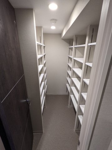 セファ上本町 BRAVI不動産の玄関|【セファ上本町】大きなウォークインシューズボックス