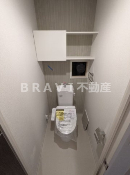 セファ上本町 BRAVI不動産のトイレ|【セファ上本町】棚のあるトイレ