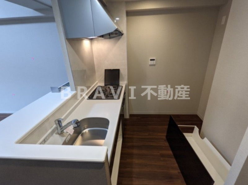 セファ上本町 BRAVI不動産のキッチン|【セファ上本町】後ろに冷蔵庫を置くことができるカウンターキッチン