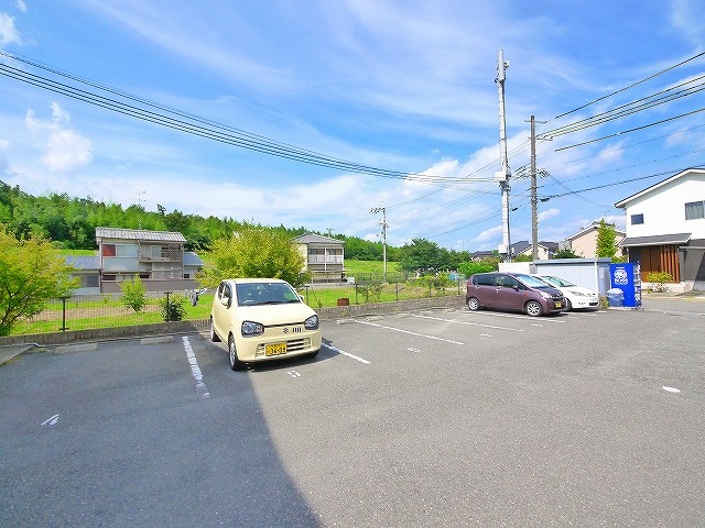 レオパレスシャルム　メゾン木津の駐車場