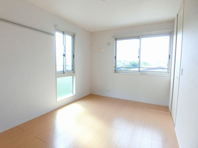【洋室】 | サニープレイス | 洋室6.3帖☆角部屋二面採光のお部屋です！ベッドを置いて寝室にするのもオススメです☆