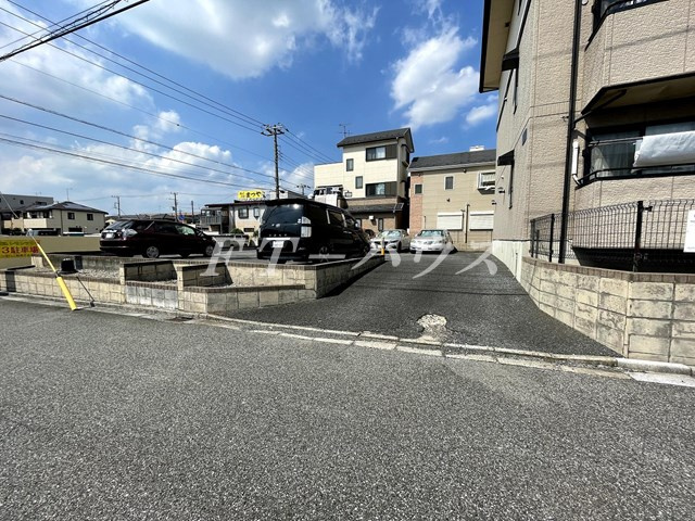 ハイカムールＳＴ・ユアサの駐車場