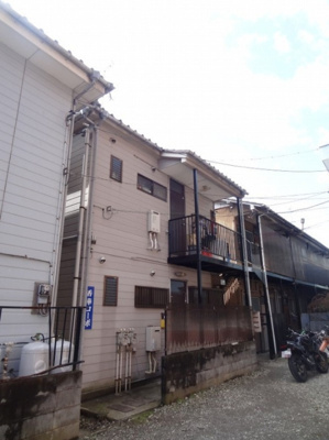 【外観】 | 香華コーポ | 東急田園都市線「二子新地」駅まで徒歩圏内☆1フロア1住戸で快適に過ごせる2階建てアパートです♪多摩川が近いのでお散歩やサイクリングも楽しめます！