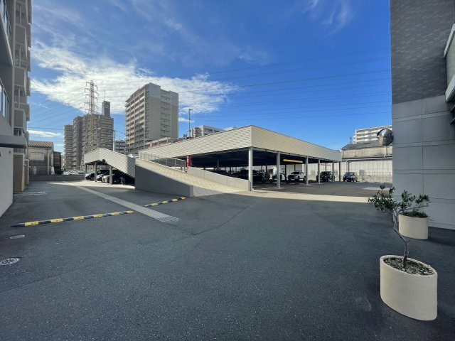 エイリックタウン箱崎公園ファミリア EAST棟の駐車場