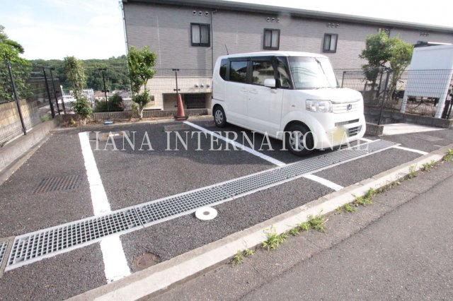 レオパレス日向坂の駐車場