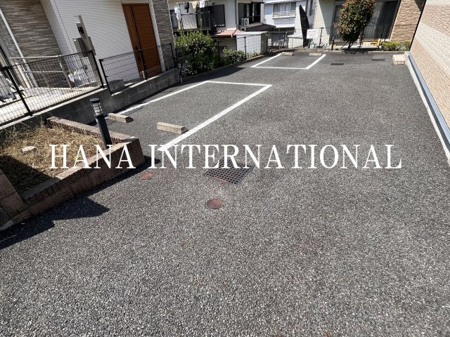 レオパレスエリクシールの駐車場