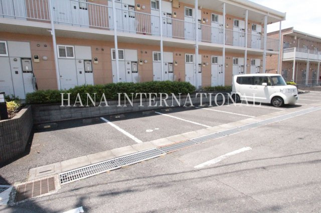 レオパレスハピネスの駐車場