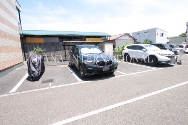 シェル弐番館の駐車場