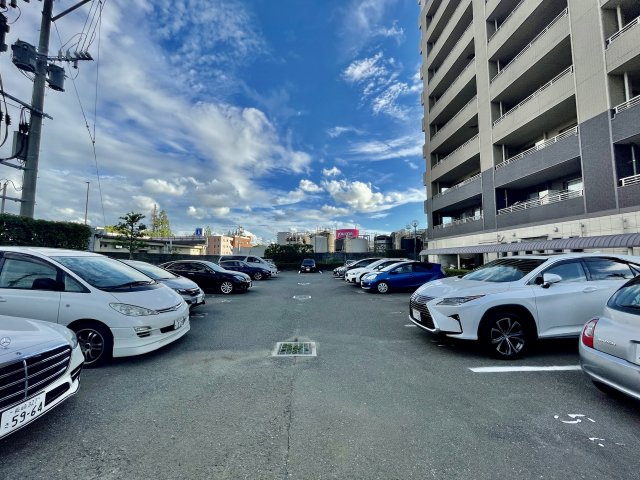 アクロス箱崎ブライトガーデンの駐車場