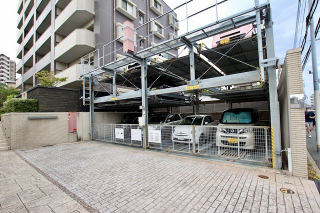グランフォーレマリナ通りの駐車場