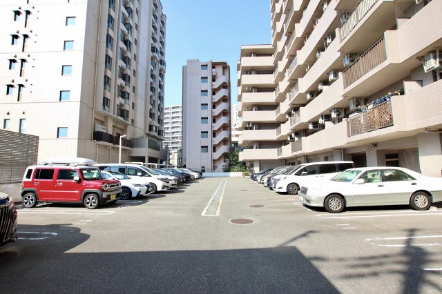 西新中央パーク・マンションの駐車場
