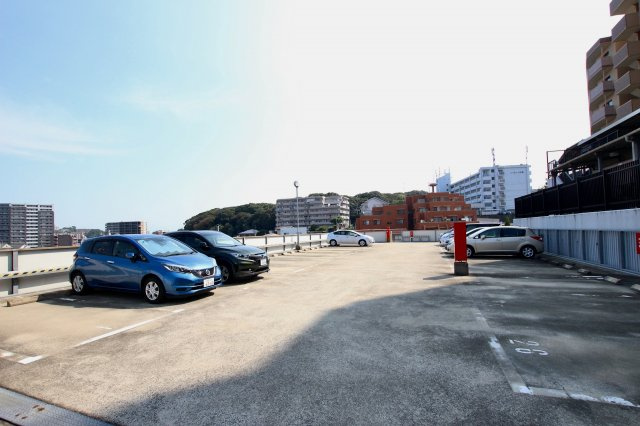 ロイヤルシャトー小笹の駐車場