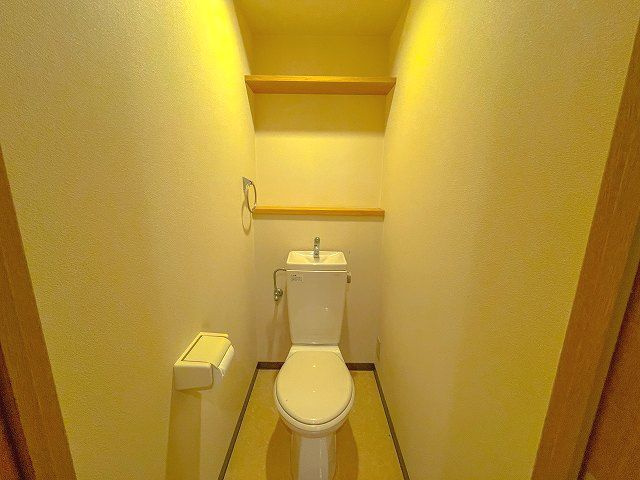 アスティオンYのトイレ|落ち着いた色調のトイレです
※内装が若干異なる場合がございます
