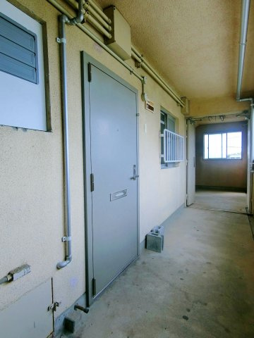 ビレッジハウス安倍1号棟の玄関|208室の写真（反転あり）