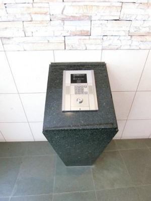 【エントランス】 | 台町レジデンス | 防犯対策に有効なオートロック付きのエントランスです！一人暮らしの方も安心ですね♪