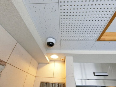 【その他共用部分】 | 台町レジデンス | 共用エントランスにある防犯カメラです！夜遅くに帰宅する時も、お出かけ時でも安心ですね♪