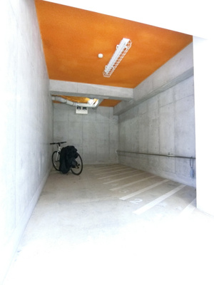 【その他共用部分】 | 台町レジデンス | 屋内駐輪場で雨が降っても大切な自転車が濡れなくてすみますね♪荷物が重いときに自転車があれば助かりますね！