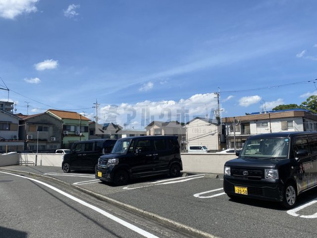 メゾンコンフォートの駐車場