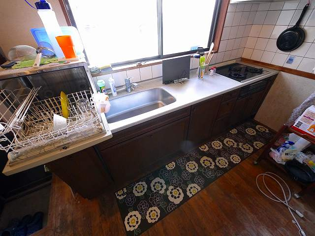 イーストロードのキッチン|3口コンロ付きのシステムキッチンです。