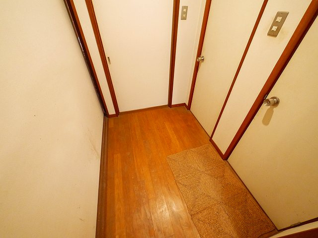 イーストロードの内装|トイレ前スペース