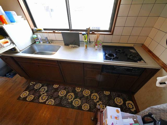 イーストロードのキッチン|3口コンロ付きのシステムキッチンです。