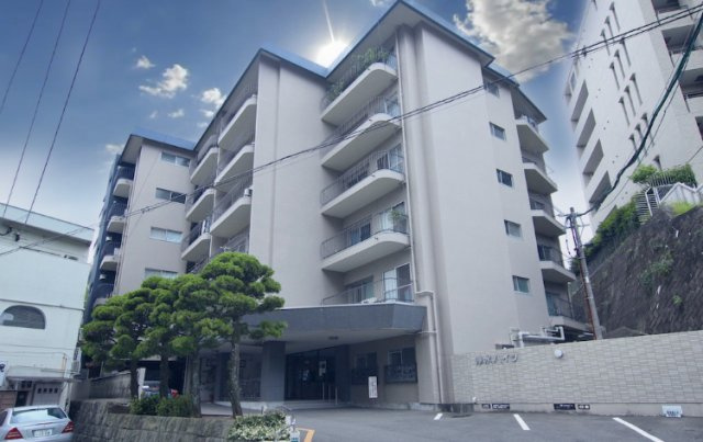 浄水ハイツの外観|築４９年【薬院大通駅】徒歩６分
【平尾小学校】【平尾中学校】