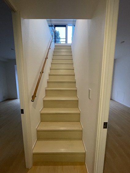 港区三田２丁目の賃貸マンションのその他|階段