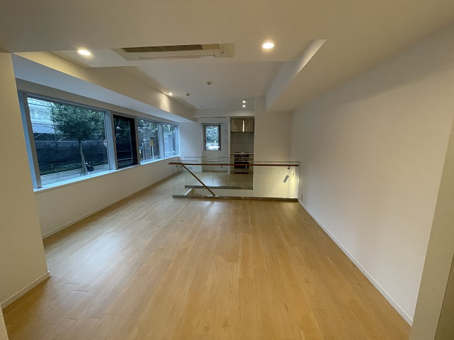 港区三田２丁目の賃貸マンションの居間・リビング