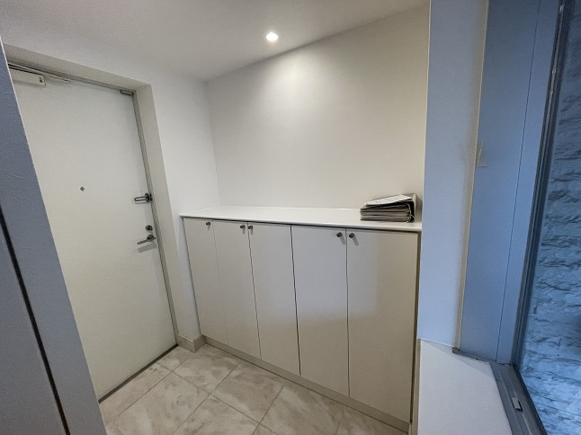 港区三田２丁目の賃貸マンションの玄関