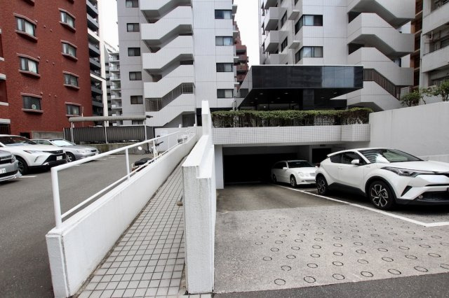 西公園ツインタワーの駐車場