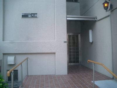 【エントランス】 | 朝日プラザ東天満 | 小学校が近く通学が安心です。
