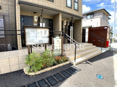【エントランス】 | Ｌｉｖｉｎｇ　西岡崎 | ゆとりのあるエントランスです