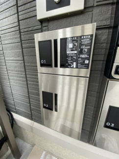【その他共用部分】 | 共用エントランスには宅配BOXがあるので荷物の受け取りもスムーズに♪再配達の手間がかからないのが魅力♪