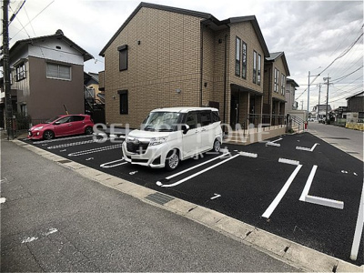 【駐車場】 | Ｌｉｖｉｎｇ西岡崎 | 駐車場に車を止められます