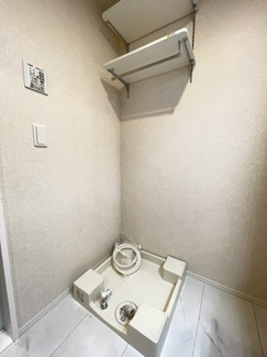【展望】 | ※参考写真※洗面所内、シャンプードレッサー横にある室内洗濯機置き場です♪室内に置けるので洗濯機が傷みにくい☆