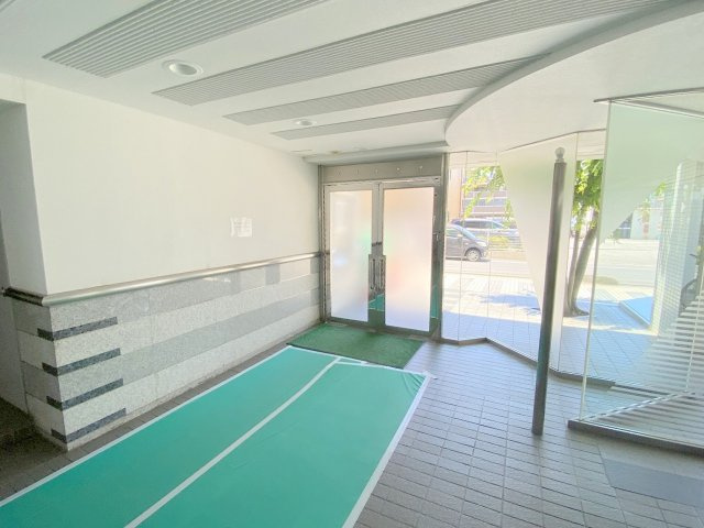 サーパス三郷　中古マンションのエントランス|エントランス内の写真になります。