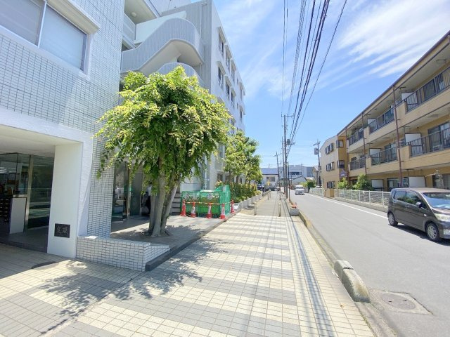 サーパス三郷　中古マンションの周辺|物件前の写真になります。