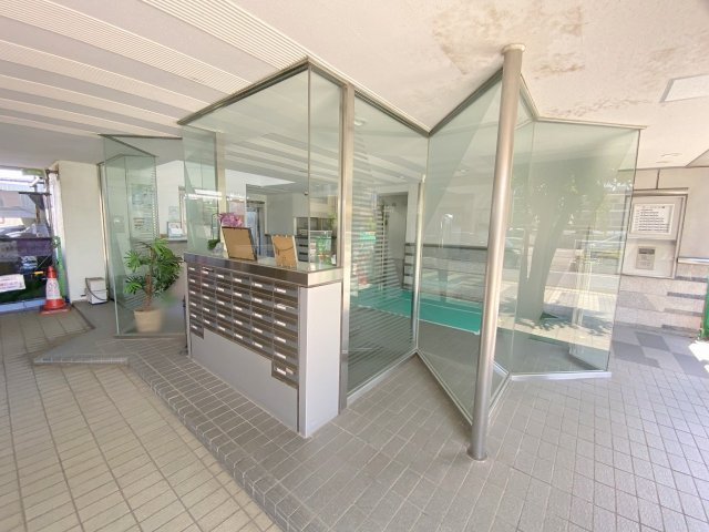 サーパス三郷　中古マンションのエントランス|エントランスの写真です。