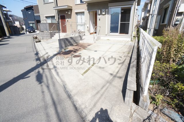 加茂戸建借家の駐車場