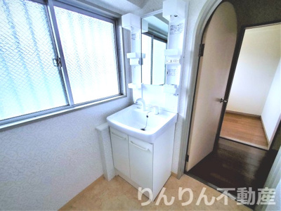 【独立洗面台】 | 城南コーポラス | 独立洗面台、小物を置くことができて便利です