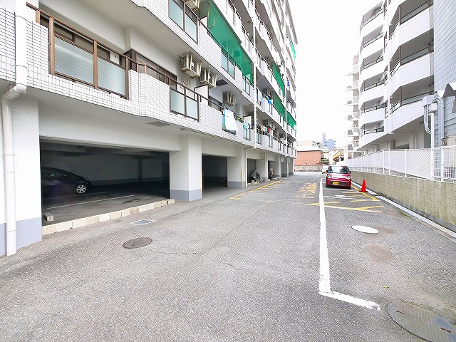 キャピタル新大宮の駐車場|車をお持ちの方に嬉しい駐車場付きの物件です