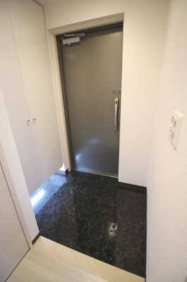 【玄関】 | サージュ天王寺 | 玄関に大きな収納がありますよ。