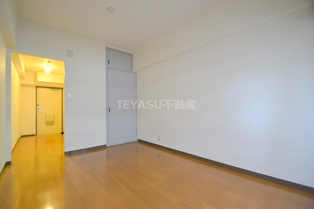 ラフィネ天満の洋室