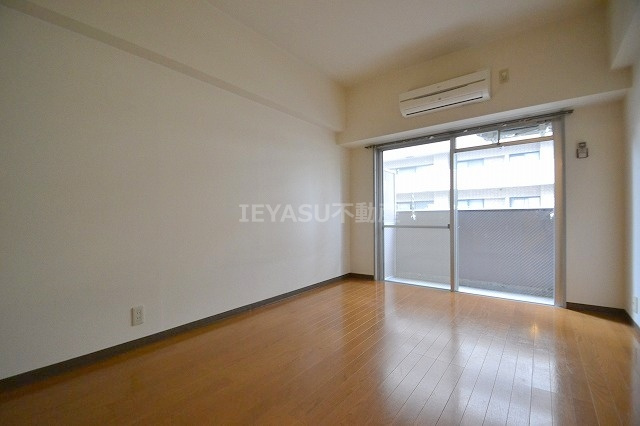 ラフィネ天満の洋室