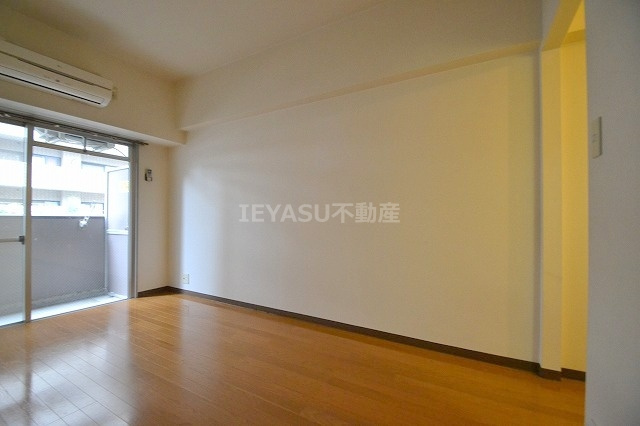 ラフィネ天満の洋室