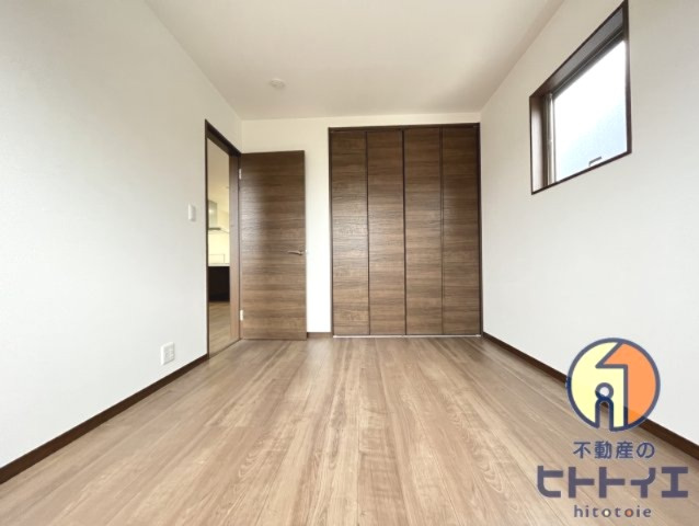 k-ideal八女Ⅱ　A棟の居間・リビング|2面採光の明るい洋室です♪