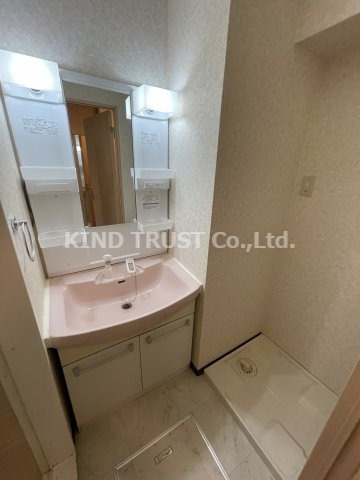 トゥールロワイエ北梅田の洗面所|明るい洗面所です